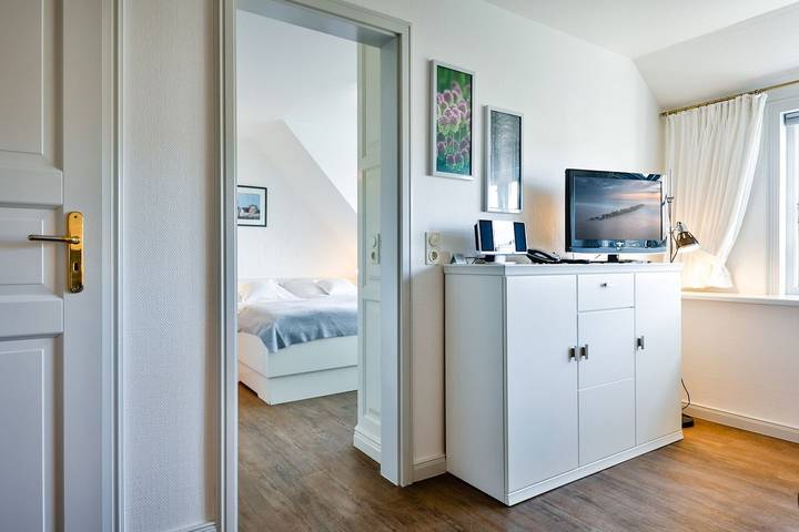 Ganze Wohnung, Helle Zwei Zimmer Wohnung mit hochwertigen Einbauten im Herzen von Hörnum. in Hörnum, Sylt