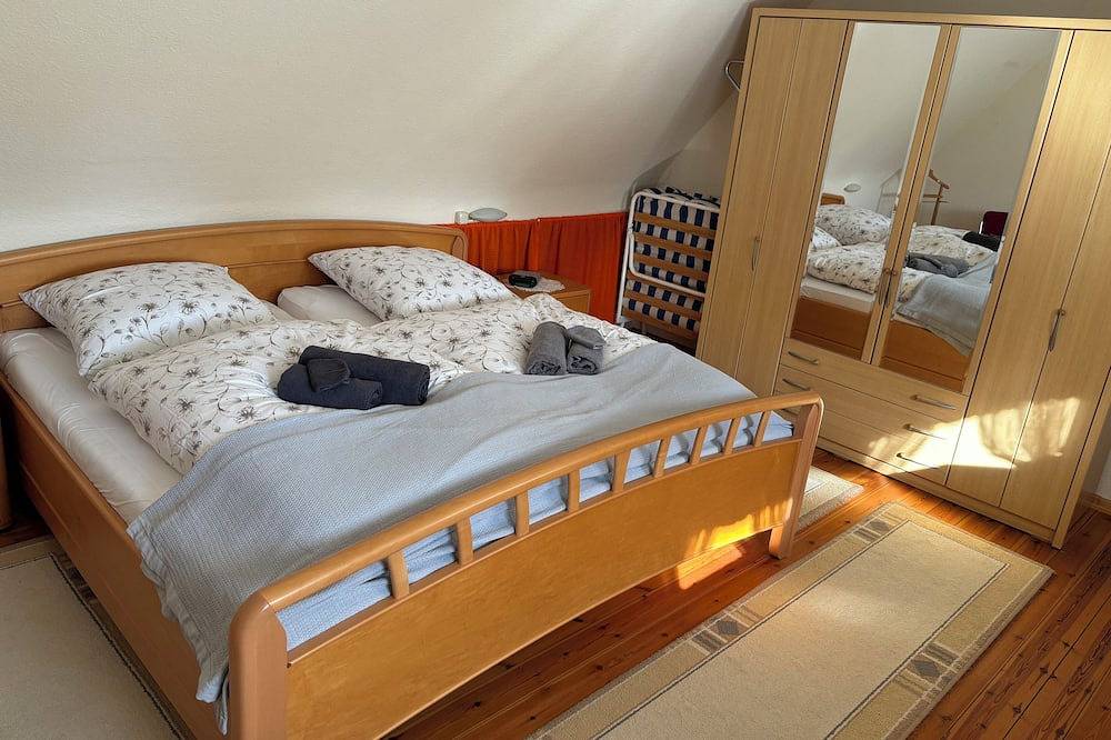 Reetgedecktes Ferienhaus am Strandweg in Lütjensee in Lütjensee, Kreis Stormarn