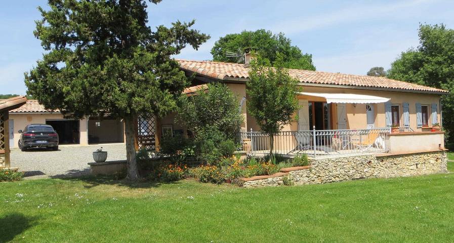 Gîte pour 6 personnes, avec terrasse et jardin, animaux acceptés à Auzas