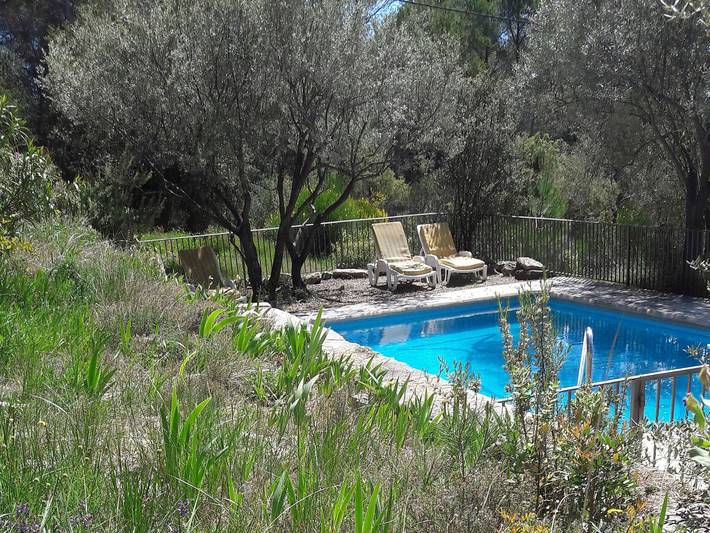 Location de vacances pour 5 personnes, avec jardin ainsi que terrasse et piscine, adapté aux familles à Saint-Antonin-du-Var