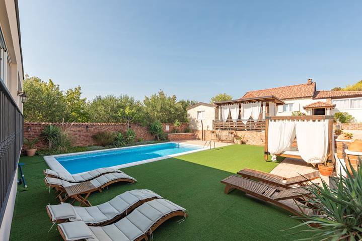 Villa für 8 Personen, mit Garten und Whirlpool sowie Terrasse, mit Haustier in Dalmatien