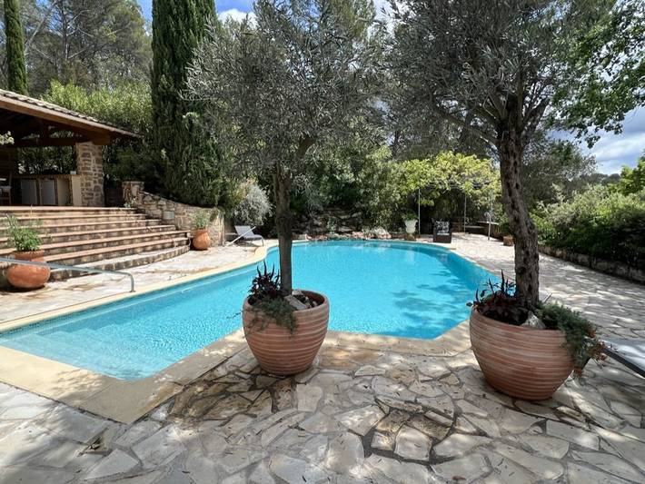 Location de vacances pour 4 personnes, avec terrasse ainsi que jardin et piscine, animaux acceptés à Carcès