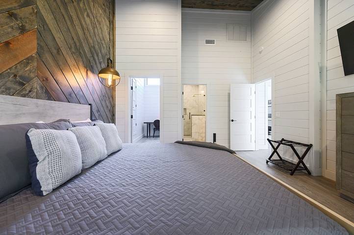 Vacation rental for 17 people, with hot tub and balcony in Broken Bow Lake