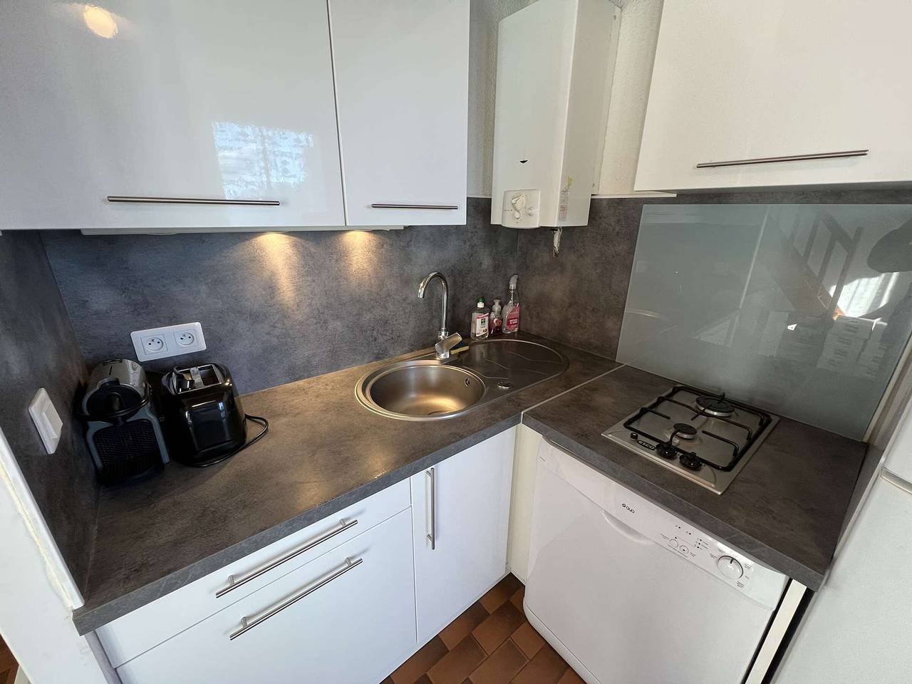 Appartement entier, Appartement T2 Cabine, Rez-de-Jardin, Parking, Lave-Linge, Terrasse, Accès Plage à 30m in Cap d'Agde, Agde