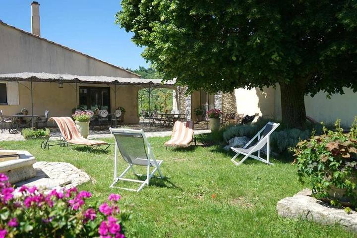 Location de vacances pour 2 personnes, avec jardin ainsi que vue et terrasse à Monieux - 4
