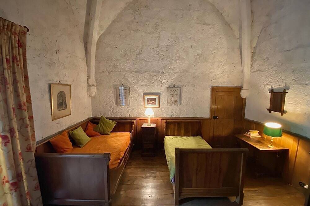 Chambre d’hôtes « Baldaquin et Salle de Garde » in Saint-Martin-sous-Vigouroux, Région de Saint-Flour