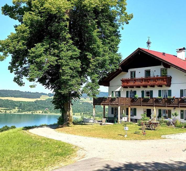 Ferienhaus für 2 Personen, mit Balkon und Terrasse sowie Garten und Seeblick in Irrsee