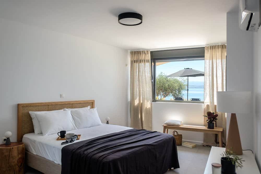 Seafront villa with private beach 1hr from Athens in Chalkida, Euböa