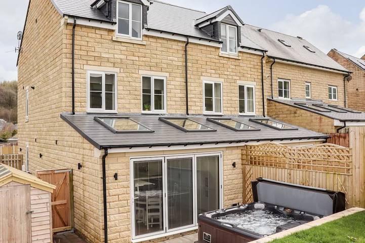 Cottage for 8 people, with hot tub and garden, with pets in Peak District