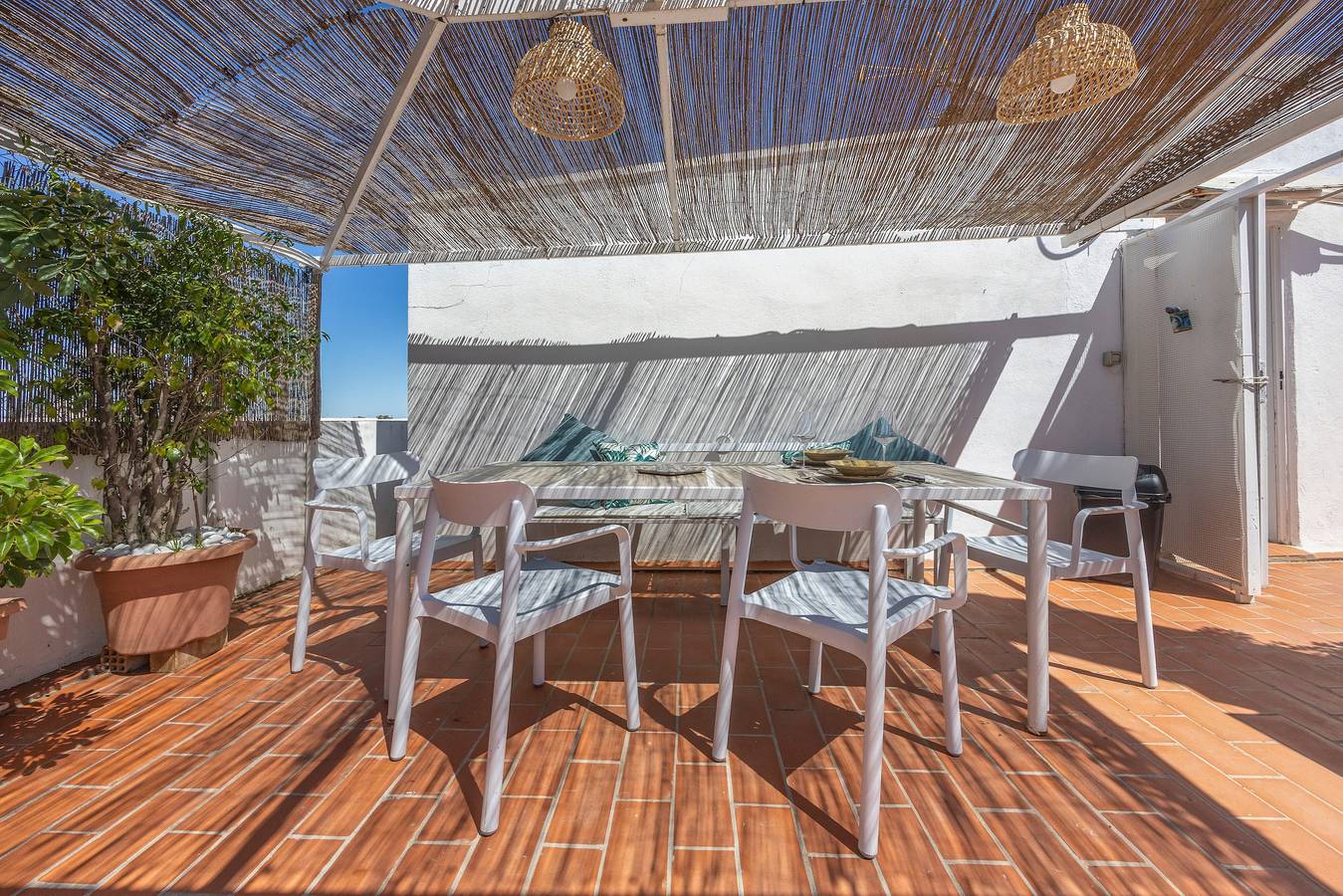 Chambre Attique Corina avec terrasse partagée, Wi-Fi et climatisation in Conil de la Frontera, Costa de la Luz