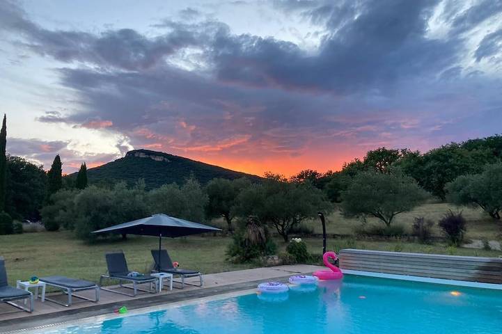 Location de vacances pour 8 personnes, avec jardin et piscine dans Cascades du Sautadet