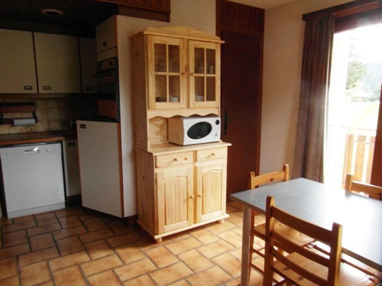 Entire studio, Snowfront studio, 4 ppl, south balcony, near slopes in Le Praz de Lys, Taninges