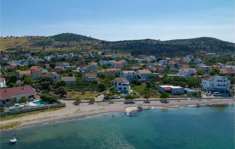 Geräumige Ferienwohnung mit Pool und Terrasse in der Nähe des Prokljansko-Sees in Raslina, Šibenik-Knin
