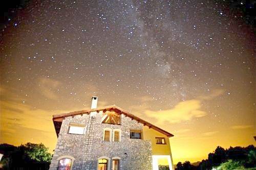 Apartamento para 2 personas, con terraza además de piscina y jardín en Àger