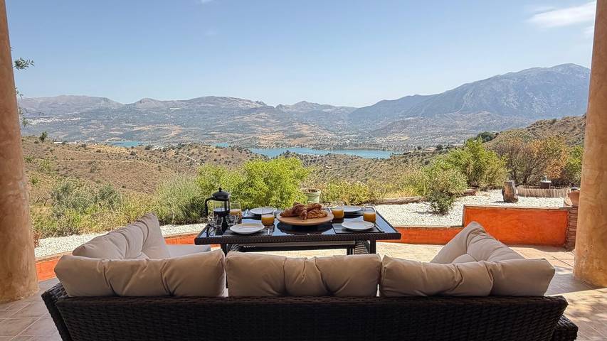 Holiday Home 'Casa Montes' with Lake View, Wi-Fi and Air Conditioning in Viñuela, Cordillera Penibética