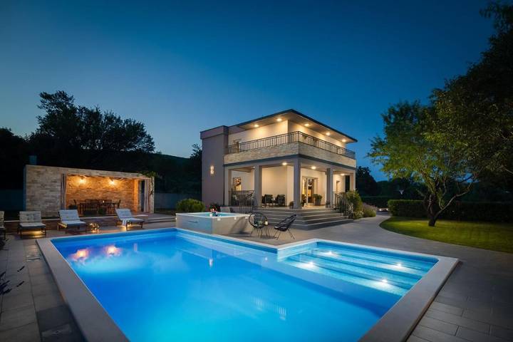 Villa pour 6 personnes, avec piscine et jardin ainsi que vue et bassin pour enfant à Sinj