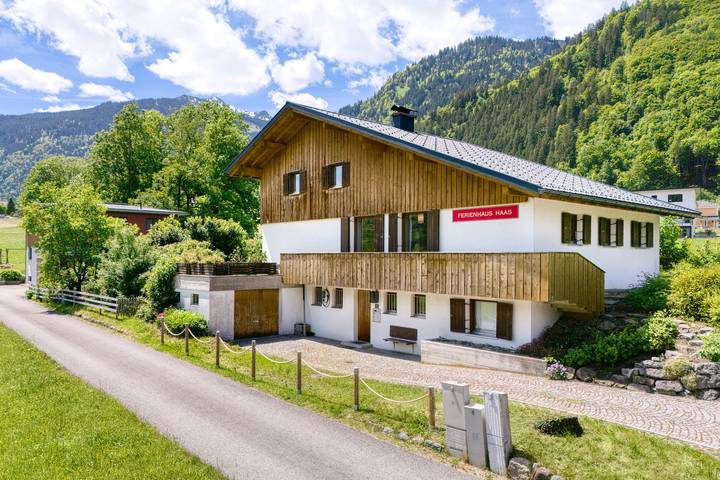 Ferienhaus für 10 Personen, mit Balkon und Terrasse sowie Garten in Vandans