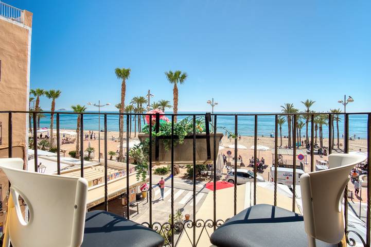 Apartamento entero, Apartamento 'Casa amarilla del mar piso 2' con vistas al mar, Wi-Fi y aire acondicionado in Villajoyosa, Costa Blanca