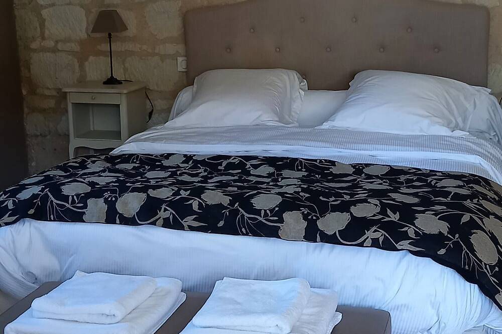 Toucan, 25m² air-conditioned room on first floor, separate entrance in Les Ulmes, Valle del Loira