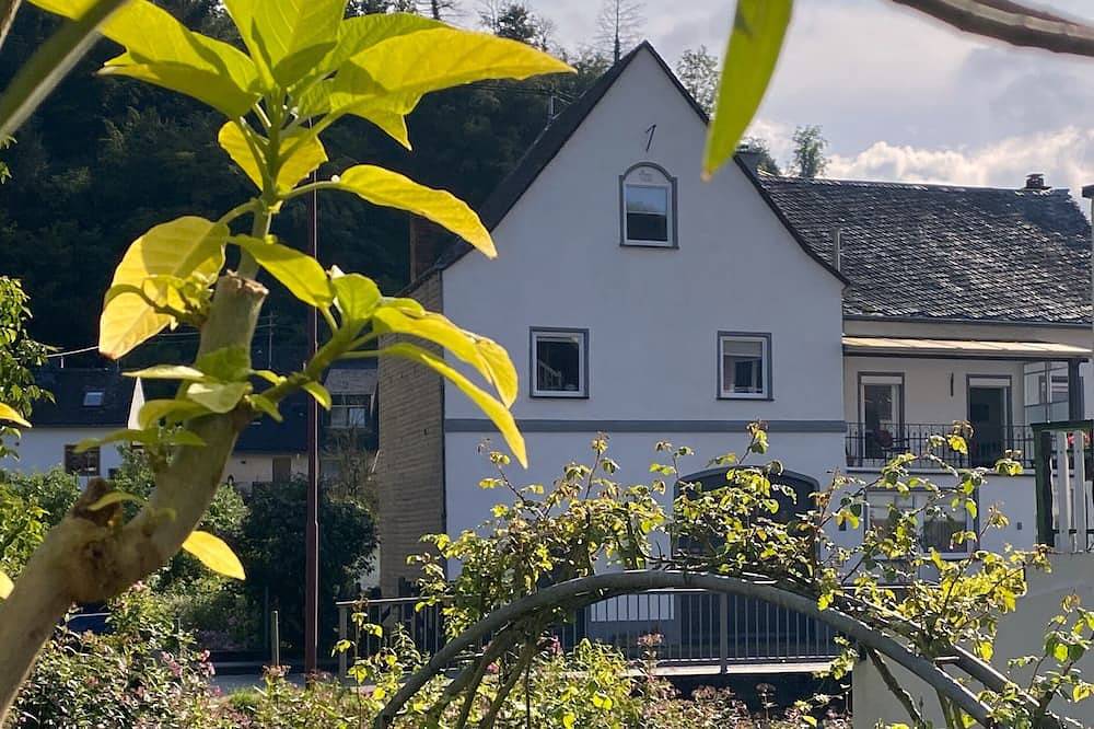 Ganze Wohnung, Gemütliche Ferienwohnung mit zwei Schlafzimmern an der sonnigen Untermosel in Burg Eltz, Burgen (Mosel)