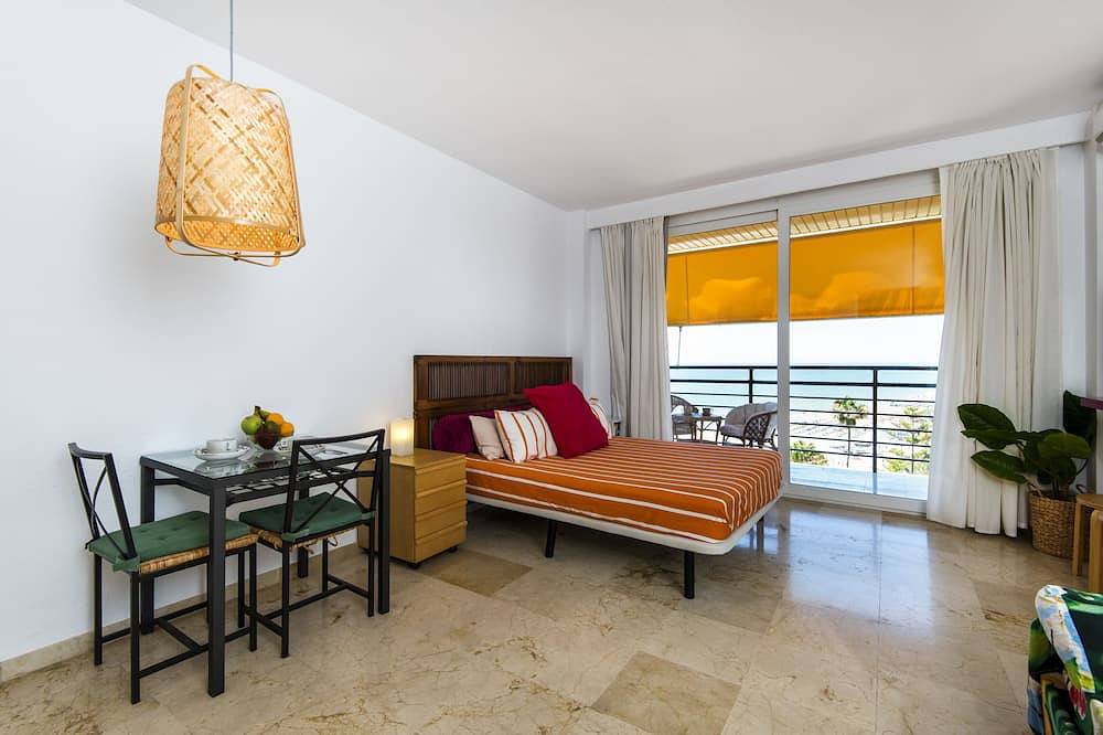 Geheel appartement, Gerenoveerde studio met prachtig uitzicht op zee in Playa El Bajondillo, Torremolinos