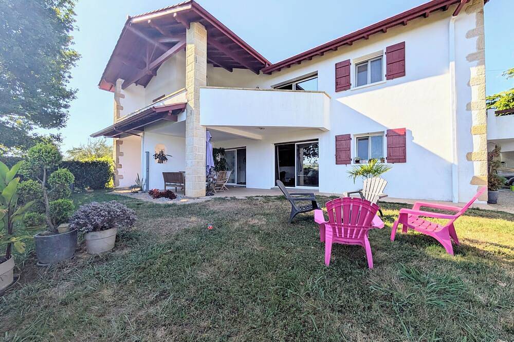 Entire apartment, Hasparren, family apartment 114m², garden and view, sleeps 6. in Hasparren, Bayonne region
