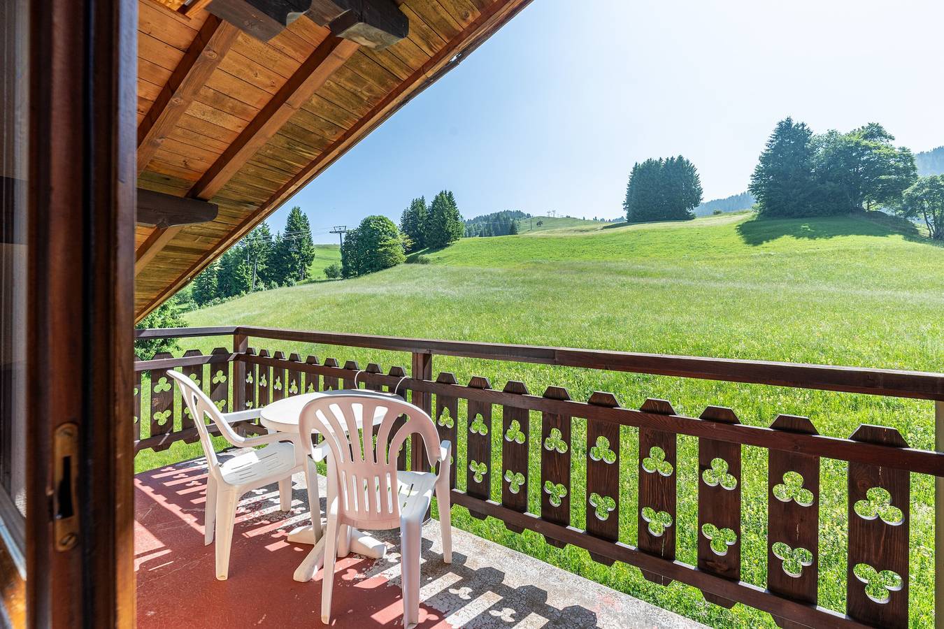 Entire studio, Studio Apartment '15 - La Marmotte' with Mountain View, Balcony and Wi-Fi in Cohennoz, Albertville region