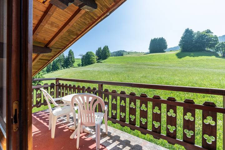 Entire studio, Studio Apartment '15 - La Marmotte' with Mountain View, Balcony and Wi-Fi in Cohennoz, Albertville region