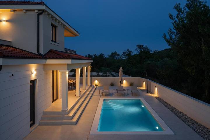 Villa pour 6 personnes, avec Balcon et Terrasse ainsi que Jardin et Piscine à Drage (Pakoštane)