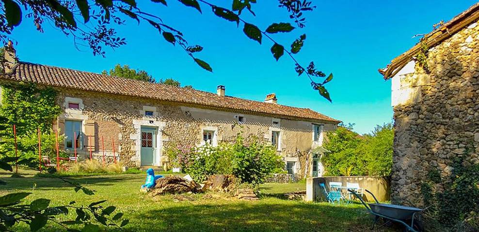 Location de vacances pour 22 personnes, avec Terrasse et Jardin ainsi que Piscine et Vue à Bourrou