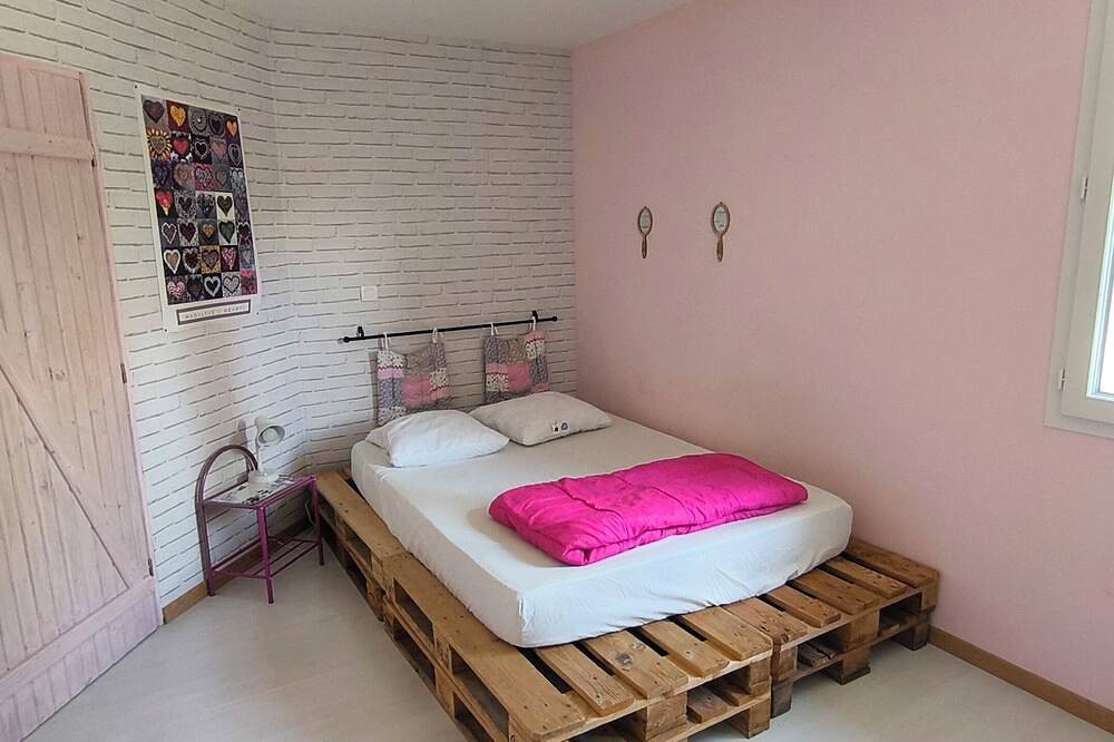 Maison pour 7 personnes, sa terrasse  et sa piscine n' attendent que vous. in Capdenac, Lot