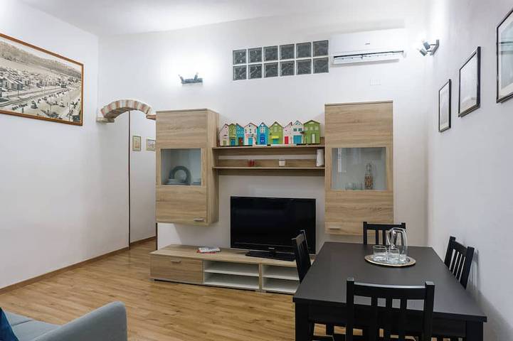 Ganze Wohnung, Spacious apartment within walking distance of the historic center and shopping streets in La Vega (Sardinia), Cagliari