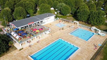 Tente pour 4 personnes, avec terrasse dans l' Ain