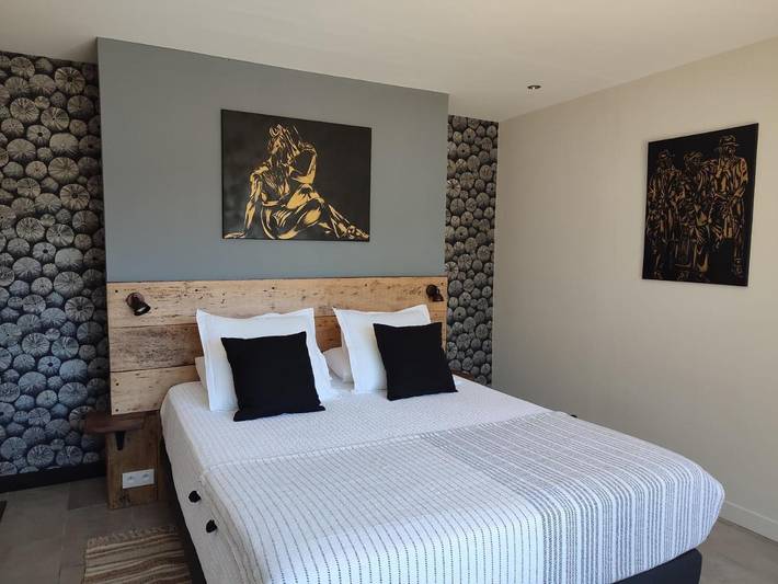 Gîte pour 2 personnes, avec vue ainsi que piscine et jardin à Esclauzels