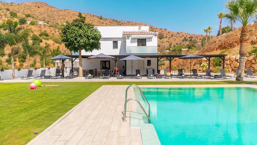 Villa for 28 people, with pool and balcony/terrace - 1