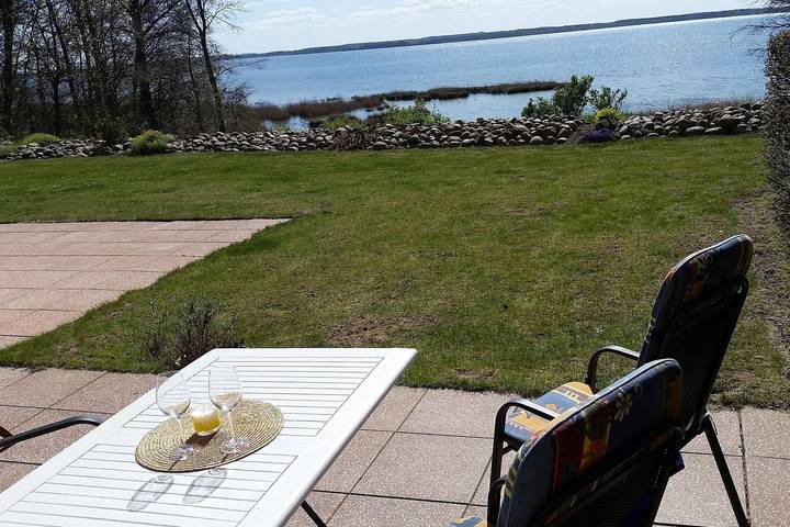 Ferienwohnung für 2 Personen, mit Terrasse und Seeblick in Waren (Müritz)