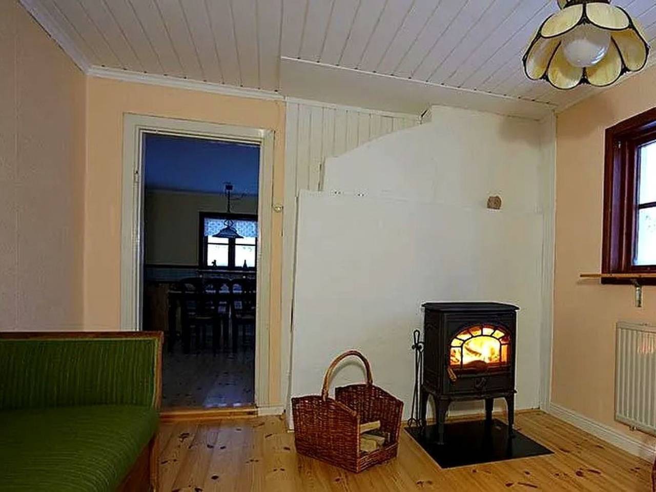 Am Wald mit Kaminofen und Veranda in Västerbotten