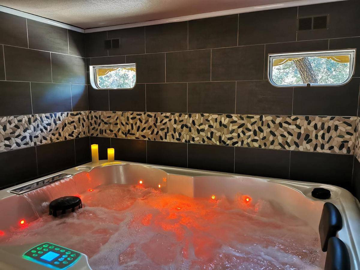 Double Room in Lambesc, Région d'Aix-en-Provence