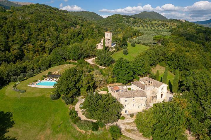 Castello per 30 persone, con terrazza e giardino, con animali domestici in Umbria