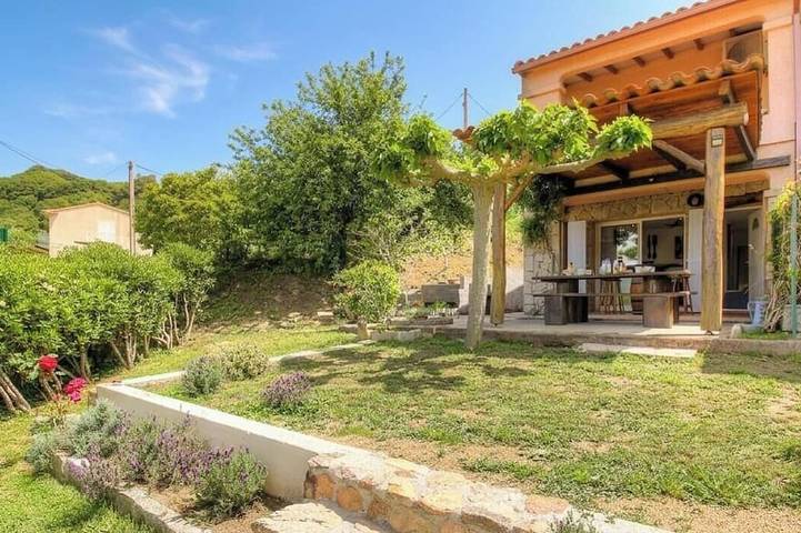 Location de vacances pour 4 personnes, avec jardin à Altagène
