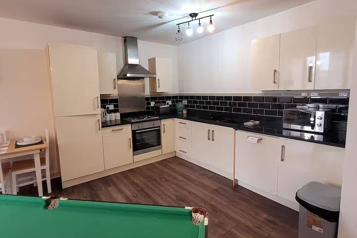 Entire holiday apartment, Stylish 2 Bedroom City Apartment - Free Parking in Leicester, Heart of England