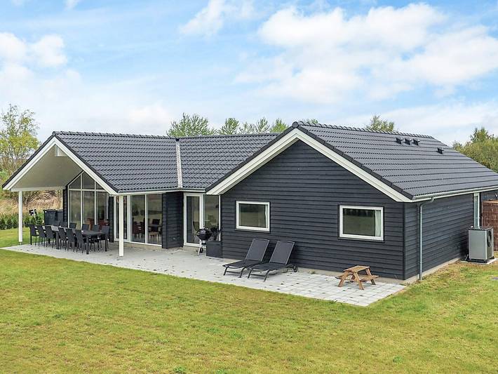 Ferienhaus für 12 Personen, mit Terrasse und Pool - 1