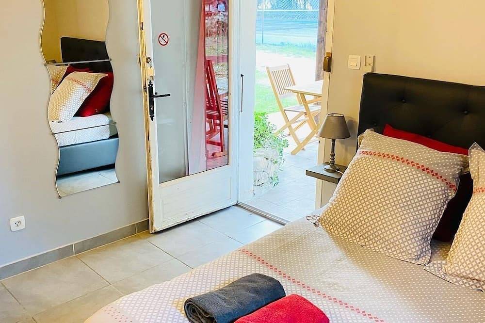 Apartamento entero, Chambre 2 Pers Independante - Cuisine D'ete - Terrasse - Piscine Tennis Petanque in Grans, Region de Aix-en-Provence