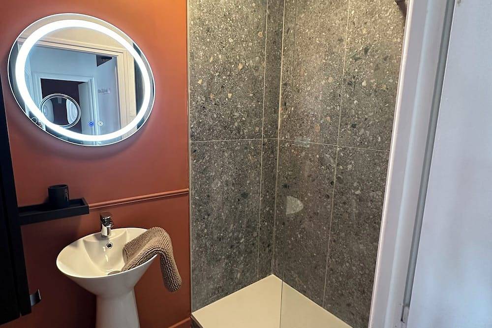 Entire apartment, Luxury T3 suite in historic center in Quimperlé, Quimper region