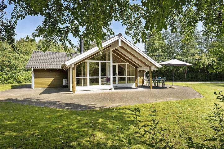 Ferieudlejning for 7 personer, med jacuzzi og pool såvel som terrasse og sauna, husdyr tilladt i Arrild