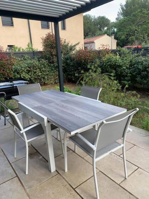 Villa pour 8 personnes, avec piscine ainsi que jardin et terrasse, animaux acceptés à Sanary-sur-Mer - 4