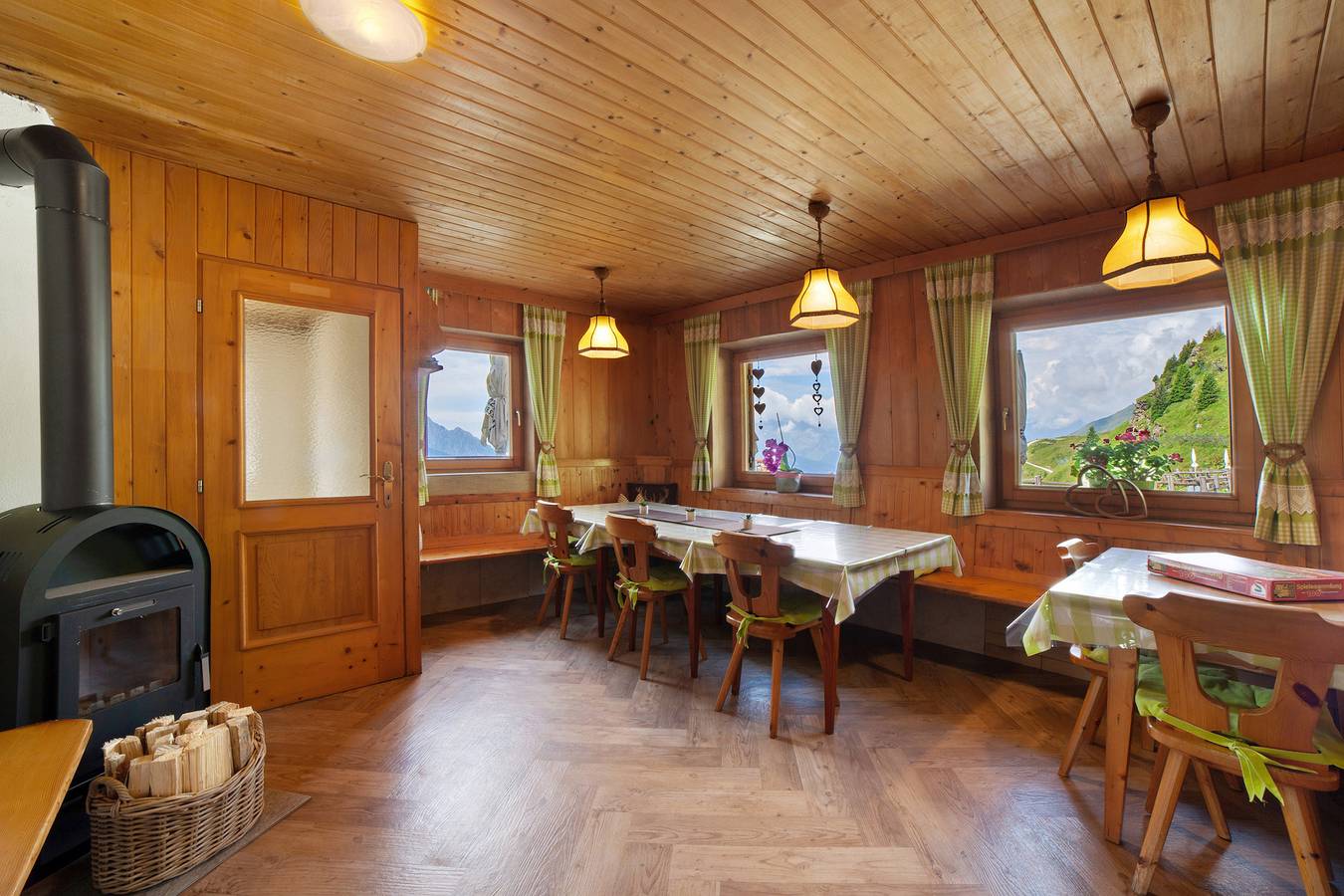 Ferienhaus "Enzianhütte" mit Bergblick, 3 Balkonen und Gemeinschaftsterrasse in Walten, St. Leonhard in Passeier