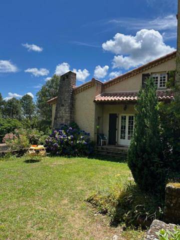 Location de vacances pour 2 personnes, avec vue ainsi que piscine et balcon à Le Collet-de-Dèze - 2