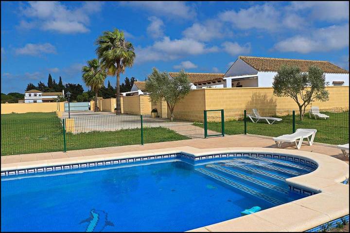 Bungalow para 4 personas, con jardín y piscina en Conil de la Frontera