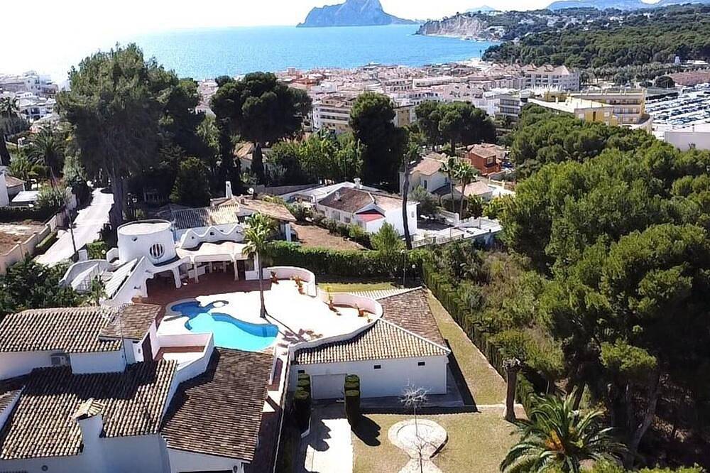 Luxurious Villa in Moraira with Private Pool, Garden, and Stunning Valley Views, Near Playa Ampolla in Club Moraira, Teulada (Spain)
